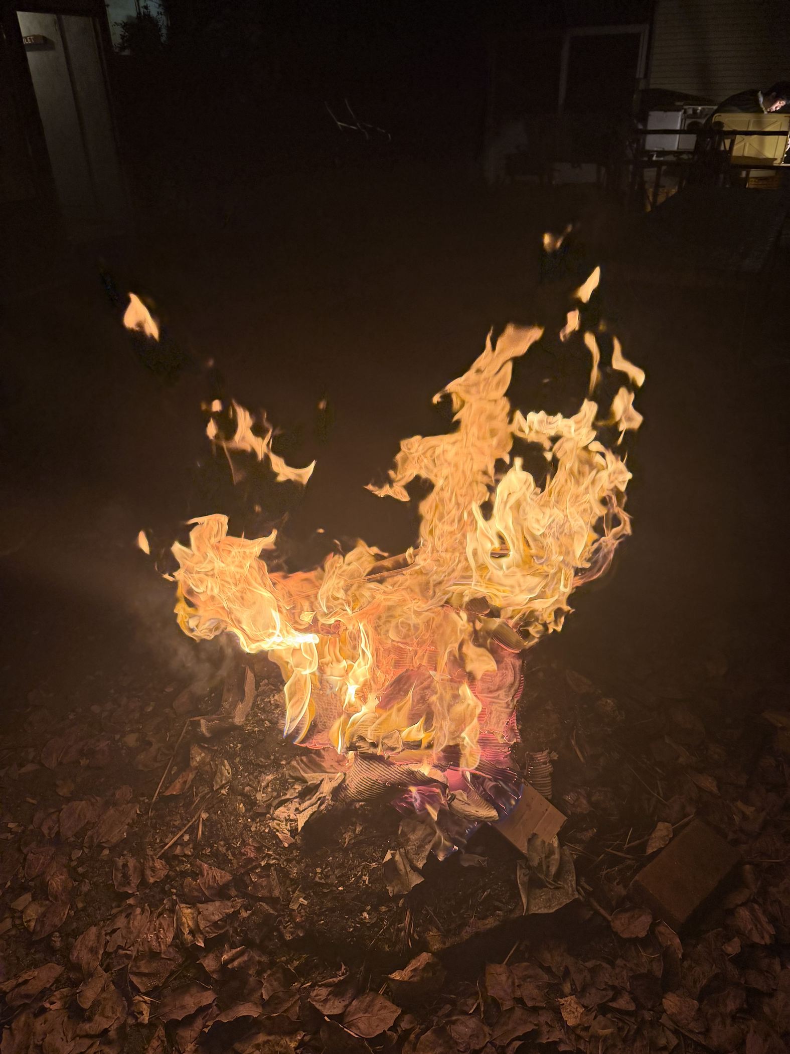 夜に残る炎 — BUM
